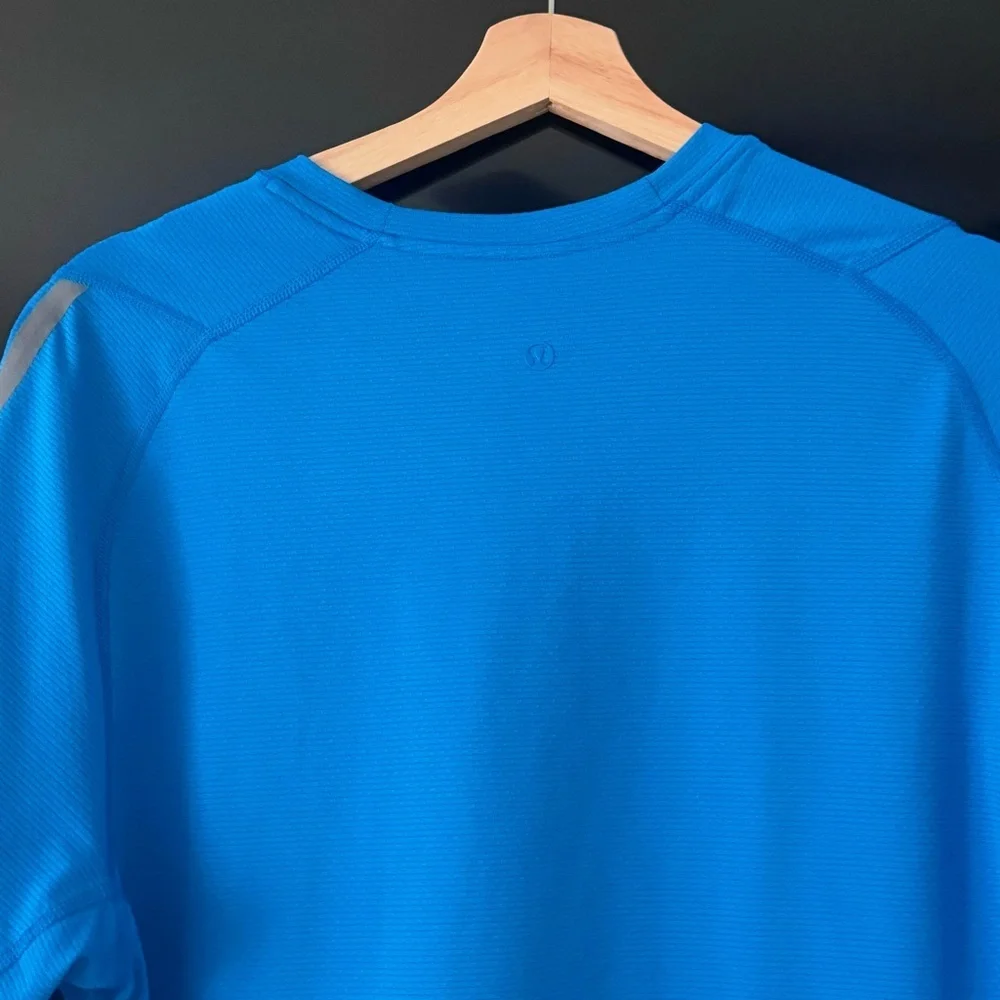 Lululemon Mens Short Sleeve Athletic Shirt Zip Back Pocket Blue Size Medium